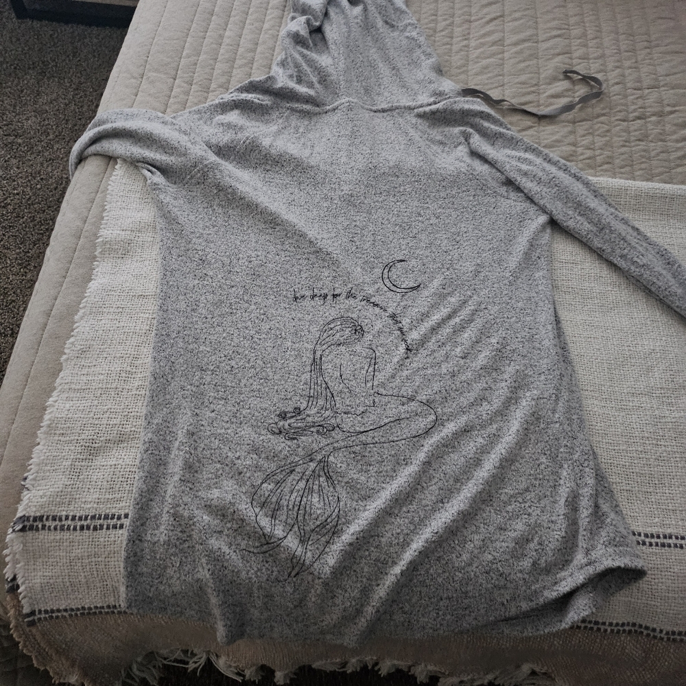 Size M Live Aloha Designs long v neck pullover w hoodie